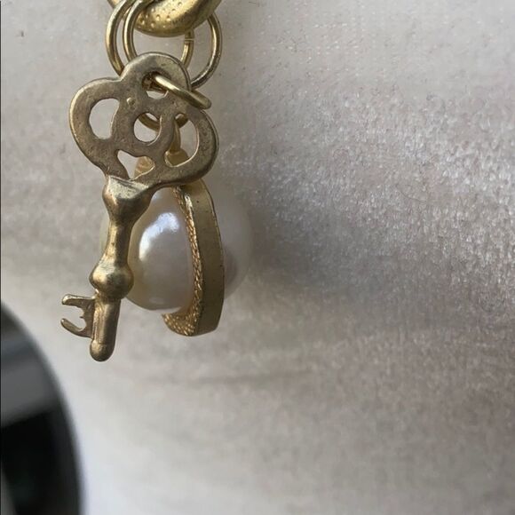 Long gold tone key and faux pearl necklace - Picture 3 of 6